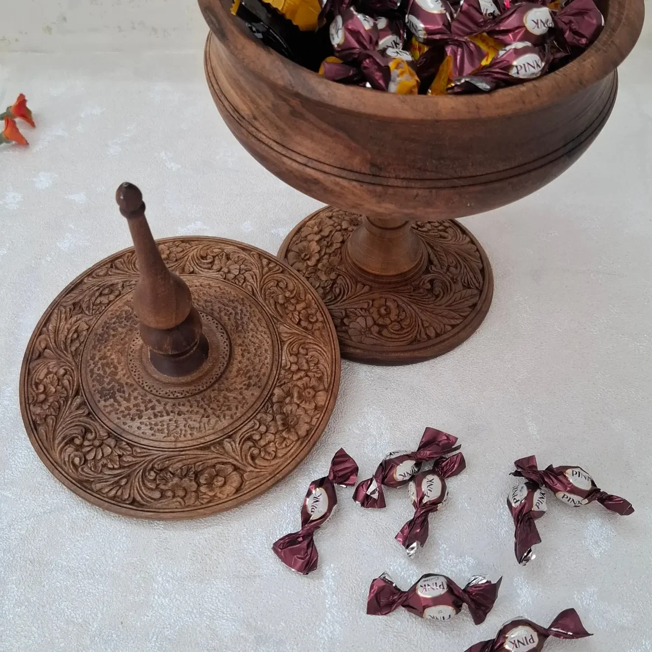 شکلات خوری منبت چوب گردوی تیره با ارتفاع ۳۰ و قطر ۱۵.۵ سانتی‌متر