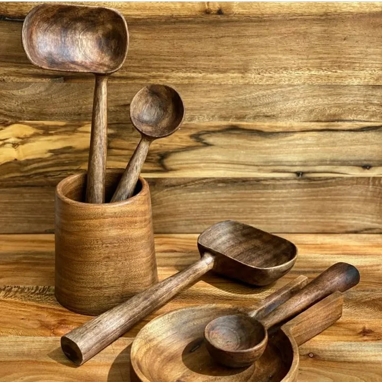 ست قاشق چوبی شامل زیر قاشقی و جاقاشقی ساخته شده از چوب گردو