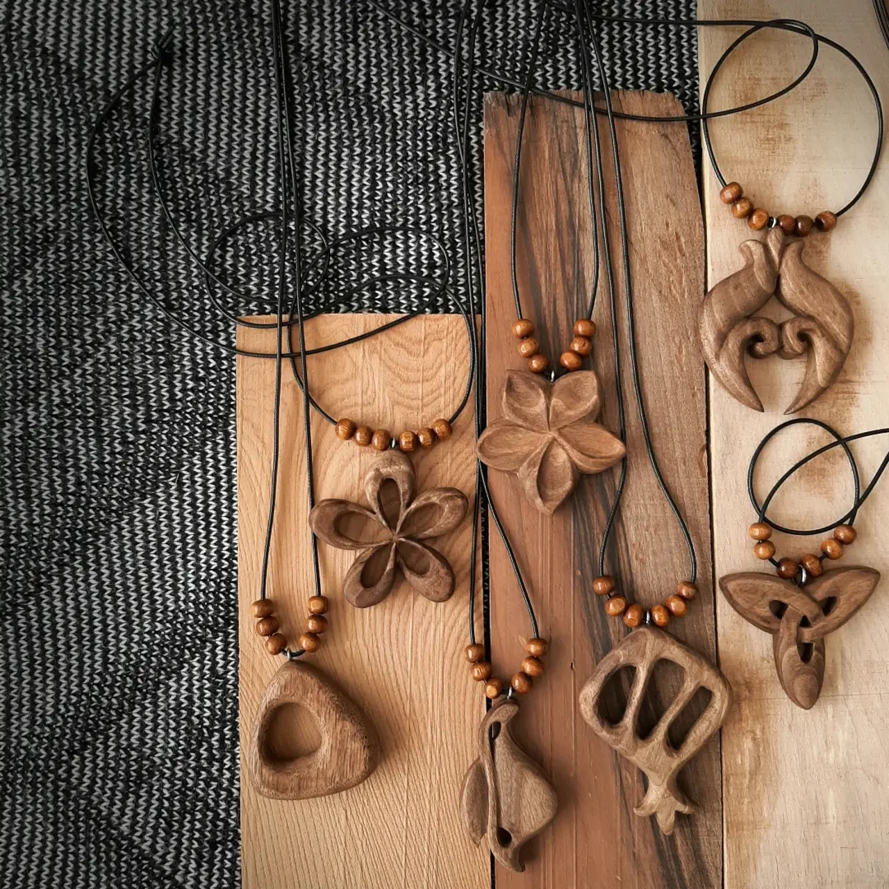 گردنبند چوبی دستساز با طراحی خاص و متریال چوب طبیعی