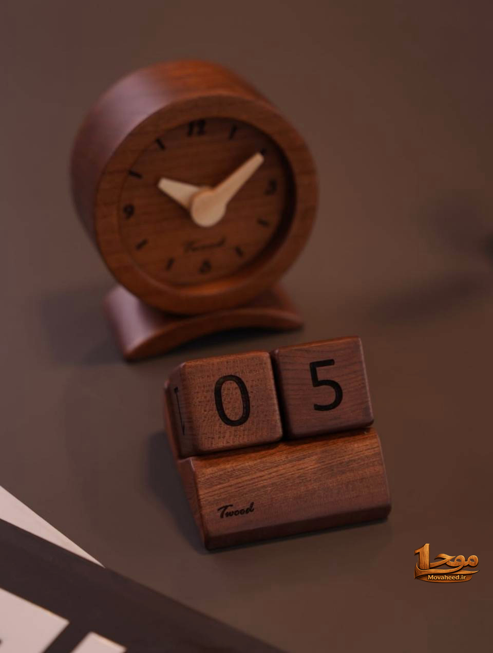 روزشمار و ساعت رومیزی چوبی