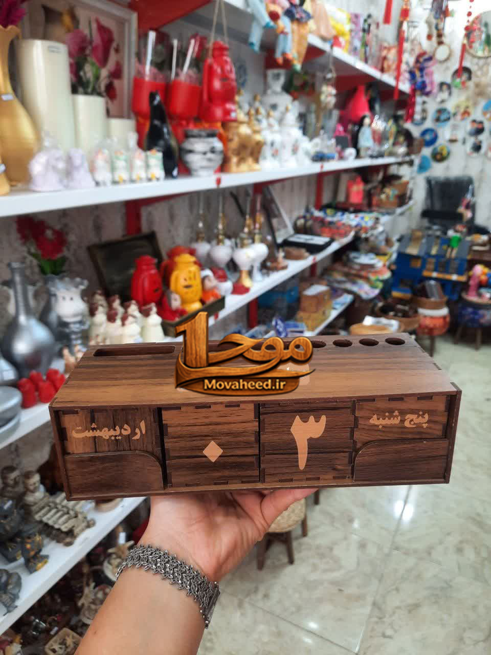 تقویم رو میزی چوبی